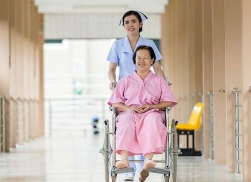 Cara Bekerja Sebagai Perawat Lansia