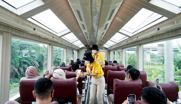 Apa itu Daily Worker Train Attendant Kereta Panoramic Priority
